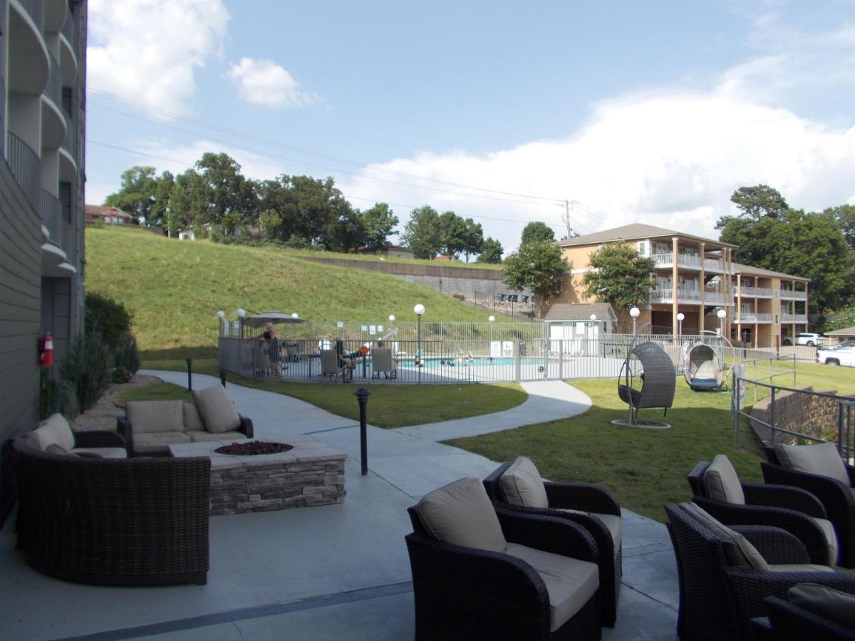 Baymont On The Lake By Wyndham Hot Springs Exterior photo