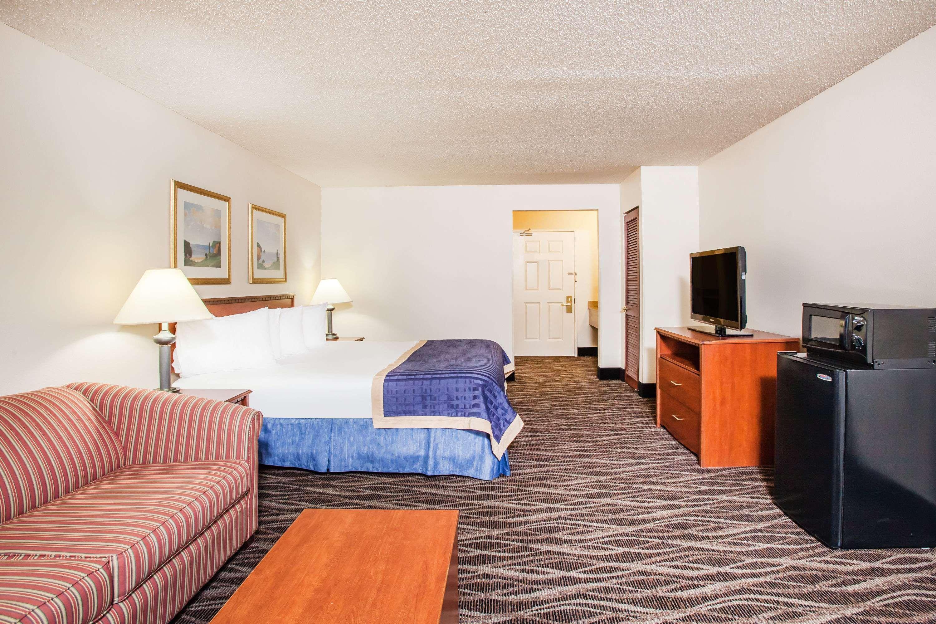 Baymont On The Lake By Wyndham Hot Springs Exterior photo