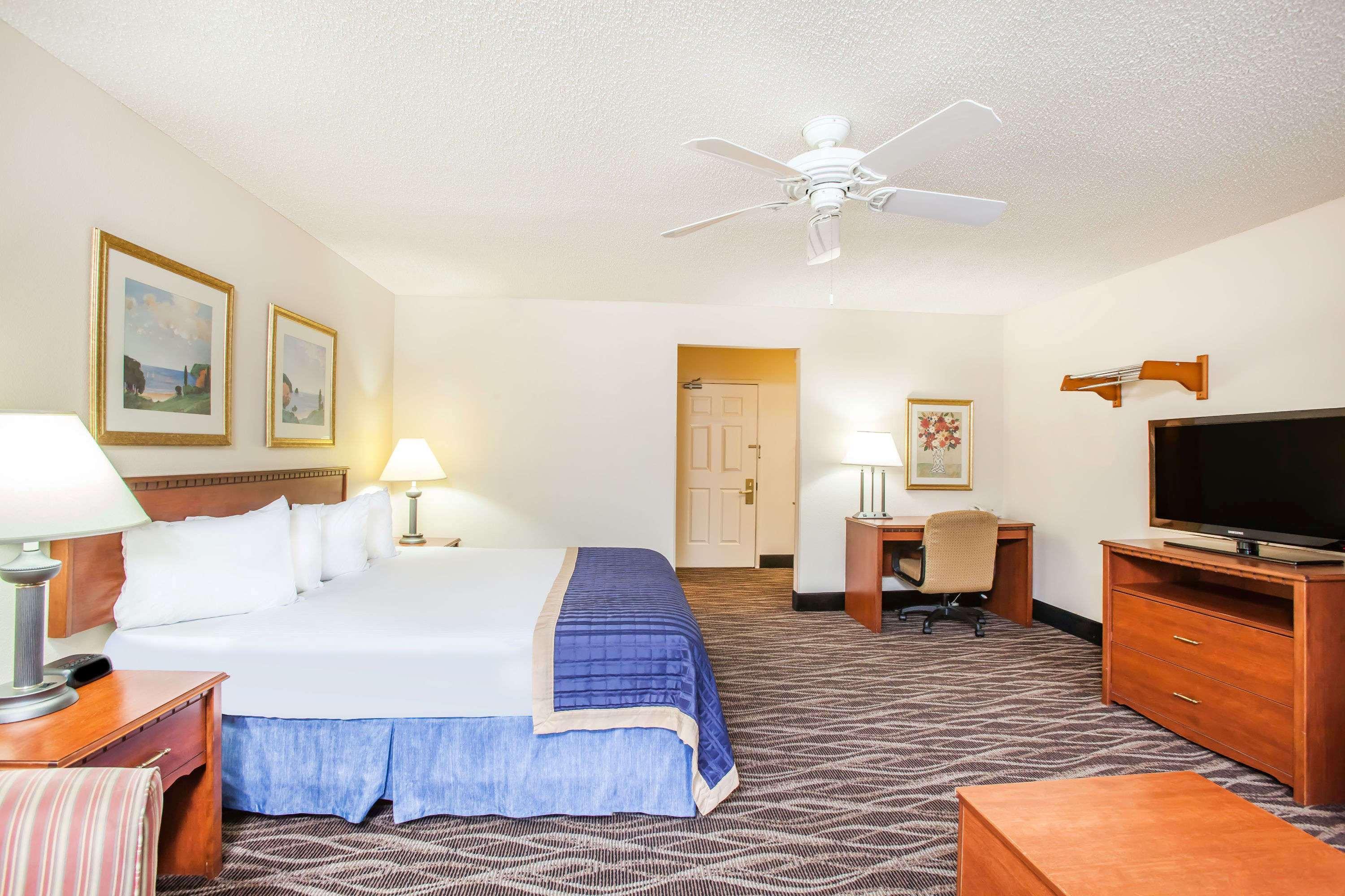 Baymont On The Lake By Wyndham Hot Springs Exterior photo