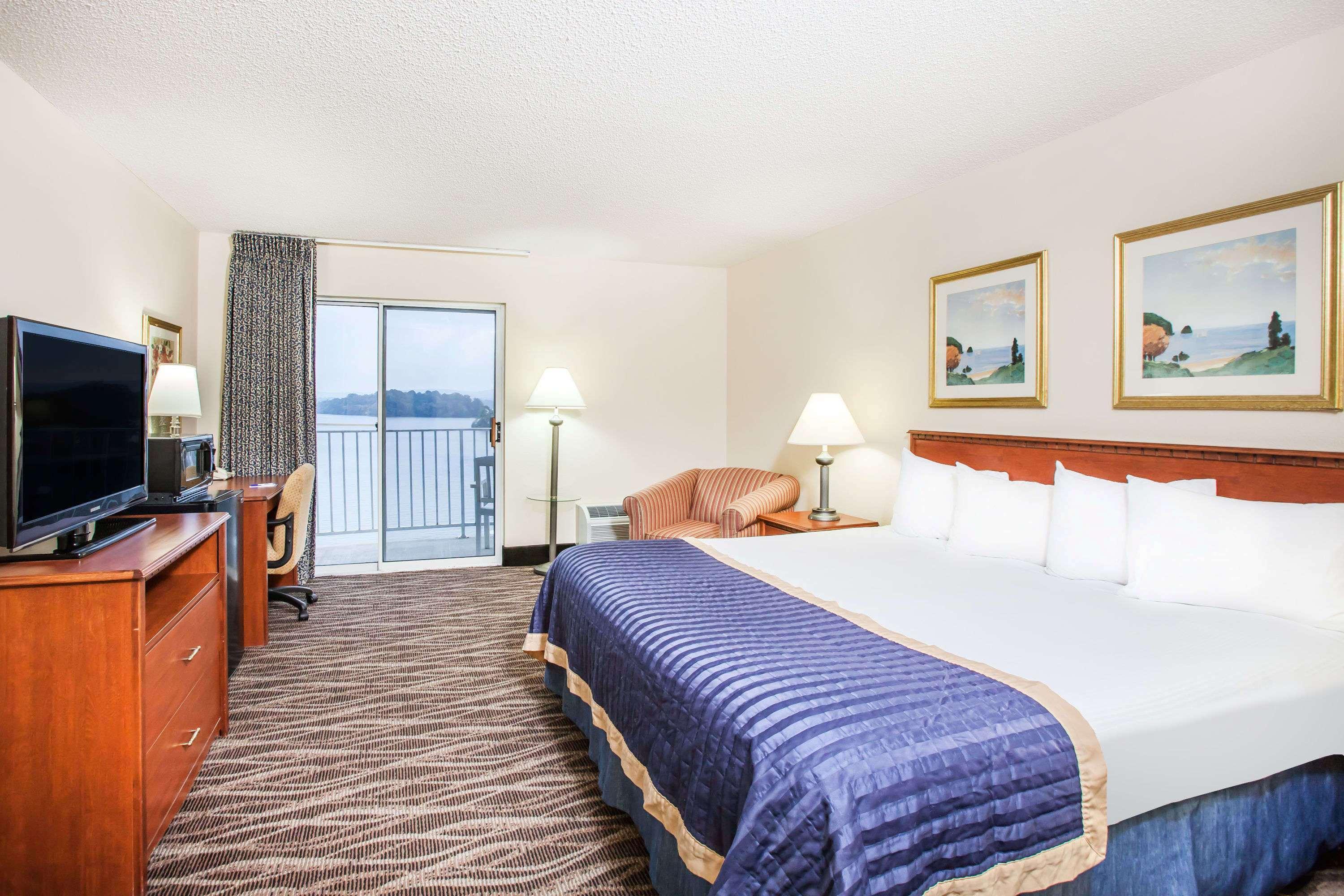 Baymont On The Lake By Wyndham Hot Springs Exterior photo