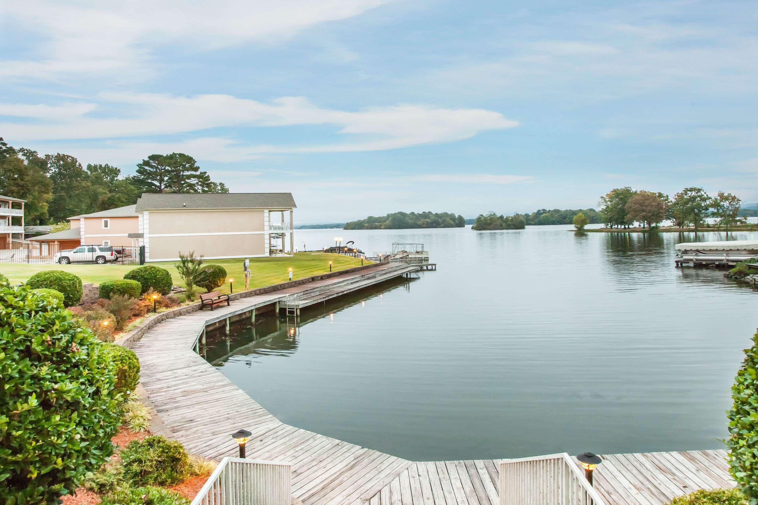 Baymont On The Lake By Wyndham Hot Springs Exterior photo
