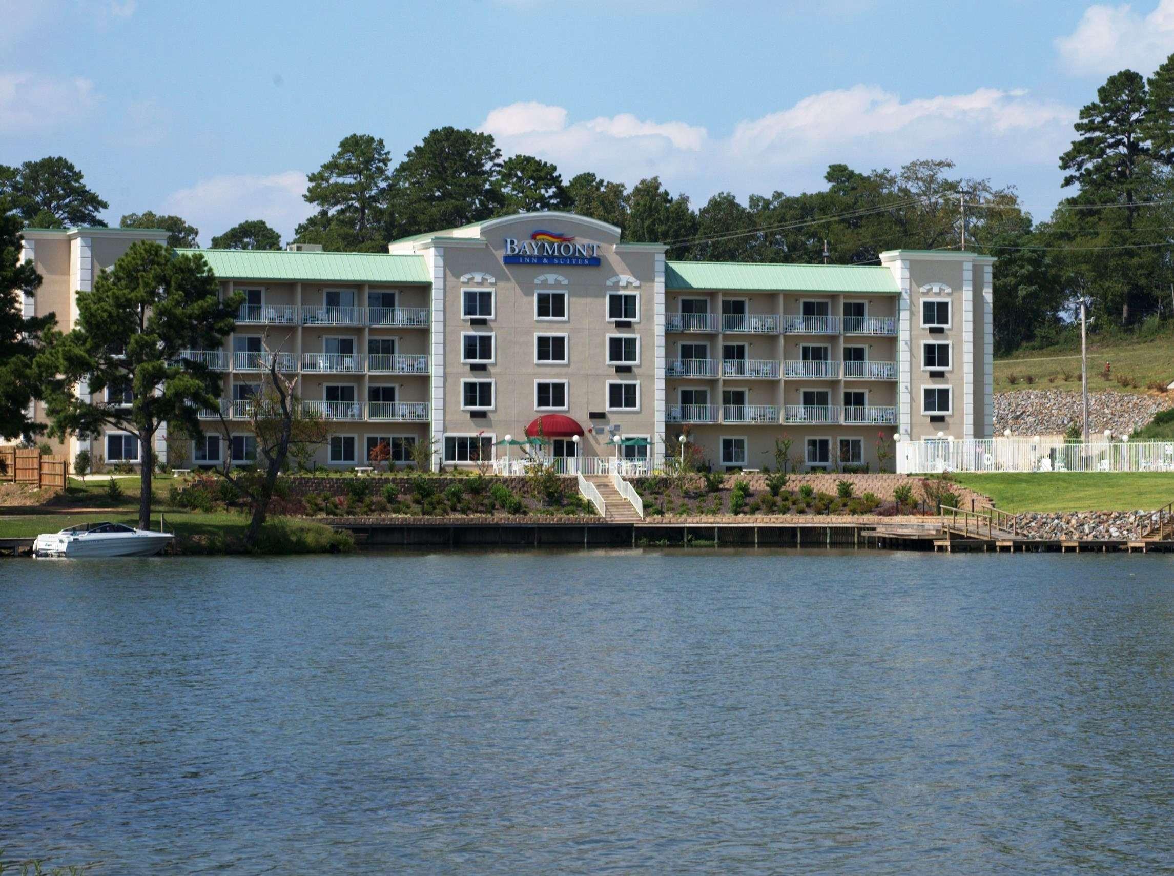 Baymont On The Lake By Wyndham Hot Springs Exterior photo