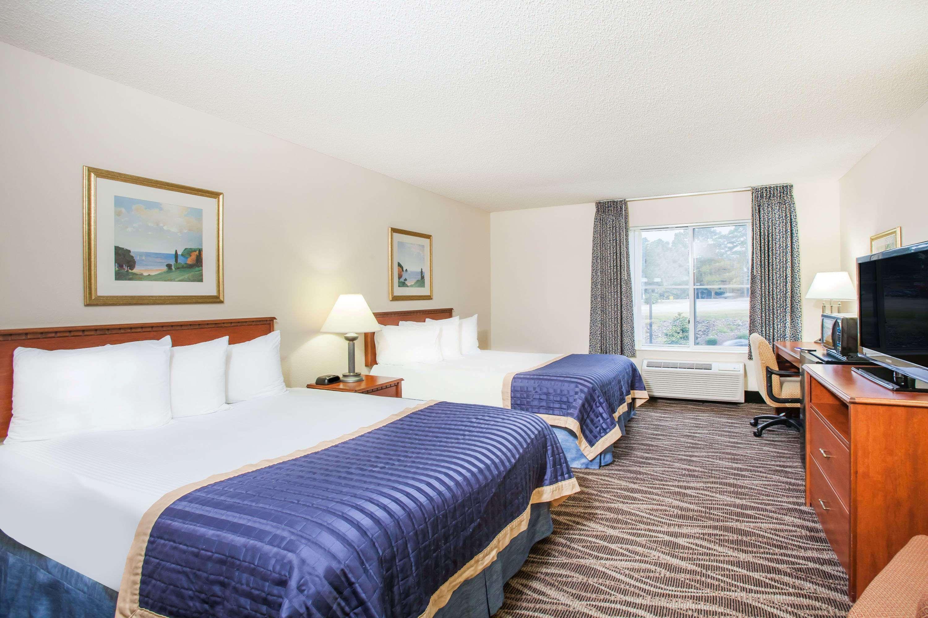 Baymont On The Lake By Wyndham Hot Springs Exterior photo